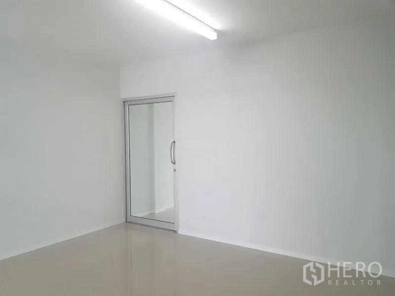 店屋 出租或出售在Lat Phrao, Bangkok - 洁白房间，亮面地坪，配玻璃推拉门。