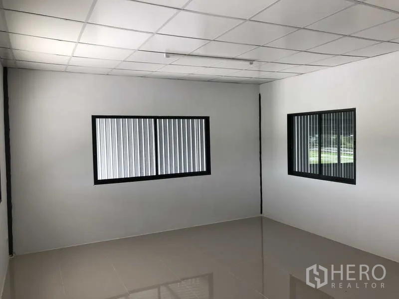 货栈 出租在Khlong Luang, Pathum Thani - 明亮办公室，瓷砖地面，吊顶，推拉窗
