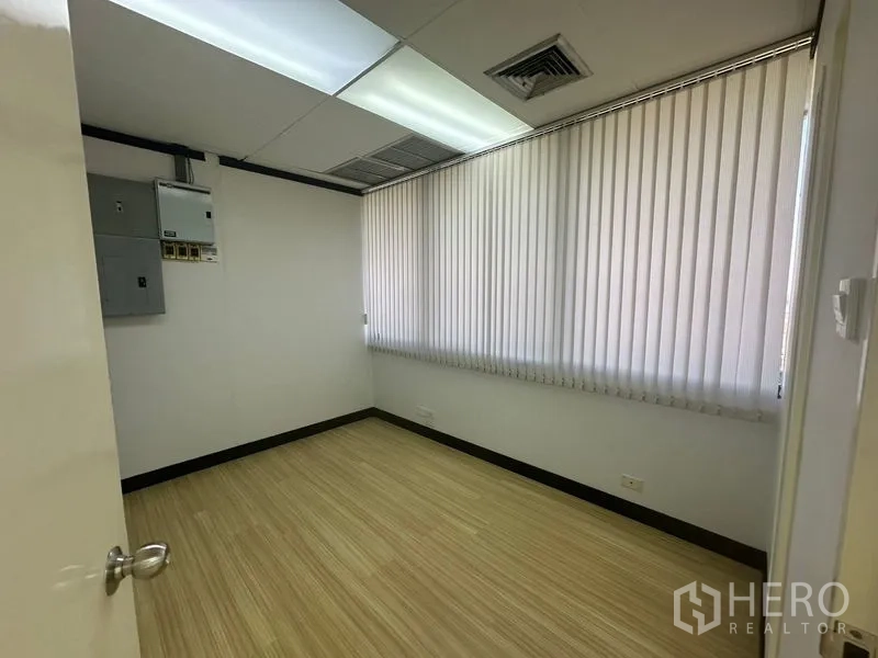 办公空间 出租在Yan Nawa, Bangkok - 紧凑办公室，大窗百叶，吊顶灯具与电气配电箱
