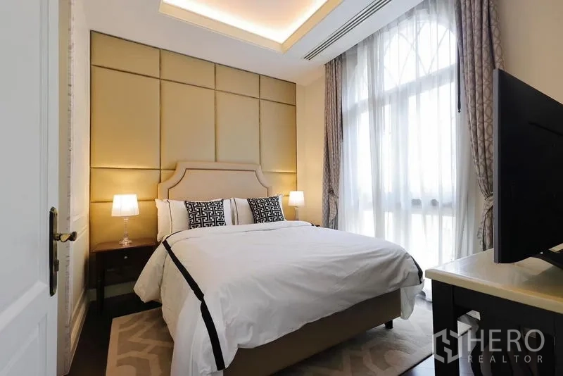 独立式住宅 出租或出售在Watthana, Bangkok - 温馨卧室，软包床头与大拱窗。