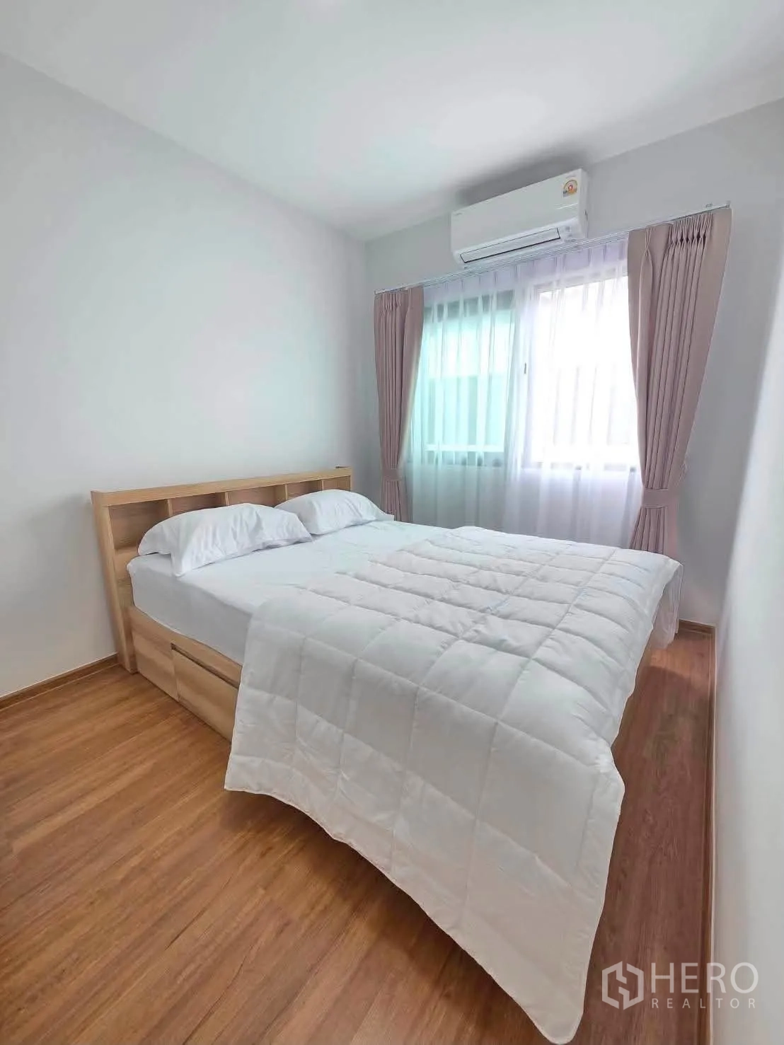 ทาวน์เฮาส์ for rent in Bang Phli, Samut Prakan - ห้องนอนพร้อมเตียงคู่ ผ้าปูขาว และผ้าม่านหน้าต่าง.