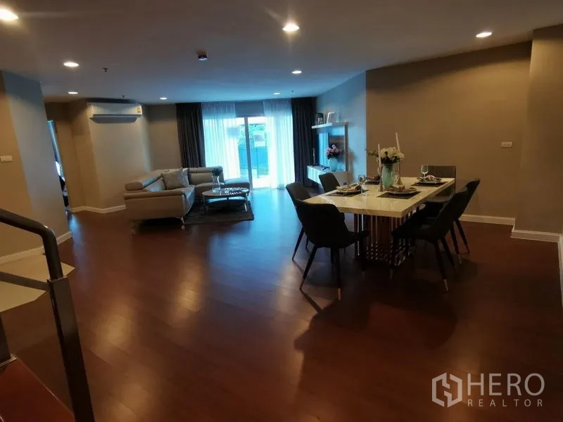 คอนโด ให้เช่าหรือขายในHuai Khwang, Bangkok - พื้นที่นั่งเล่นและรับประทานอาหารแบบโอเพนแปลน ประตูเลื่อนสู่เทอเรซ