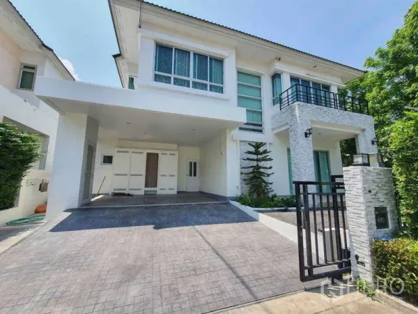 Detached House for rent in Saphan Sung, Bangkok - Modern two‑storey detached house with gated entrance, covered carport and wide driveway in Saphan Sung, Bangkok.