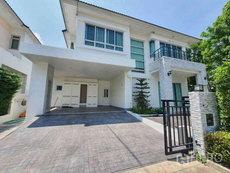 Detached House for rent in Saphan Sung, Bangkok - Modern two‑storey detached house with gated entrance, covered carport and wide driveway in Saphan Sung, Bangkok.