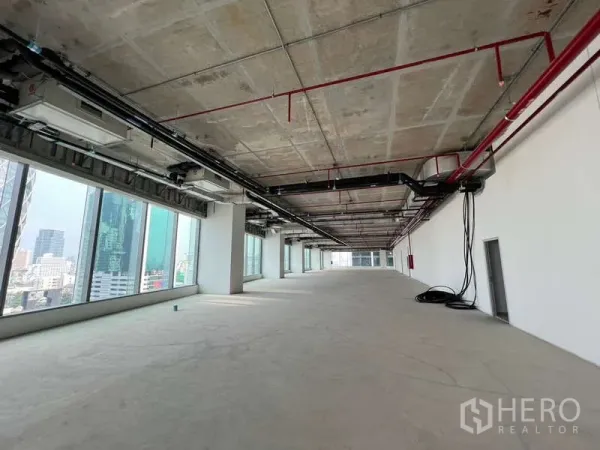 办公空间 出租在Phaya Thai, Bangkok - 未装修整层办公区，外露机电系统与环幕城市景观。