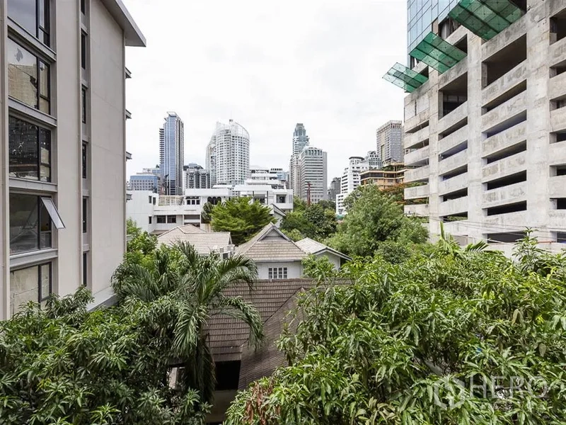 公寓 出租在Pathum Wan, Bangkok - 阳台眺望巴吞旺中心的树梢与城市天际线景观。
