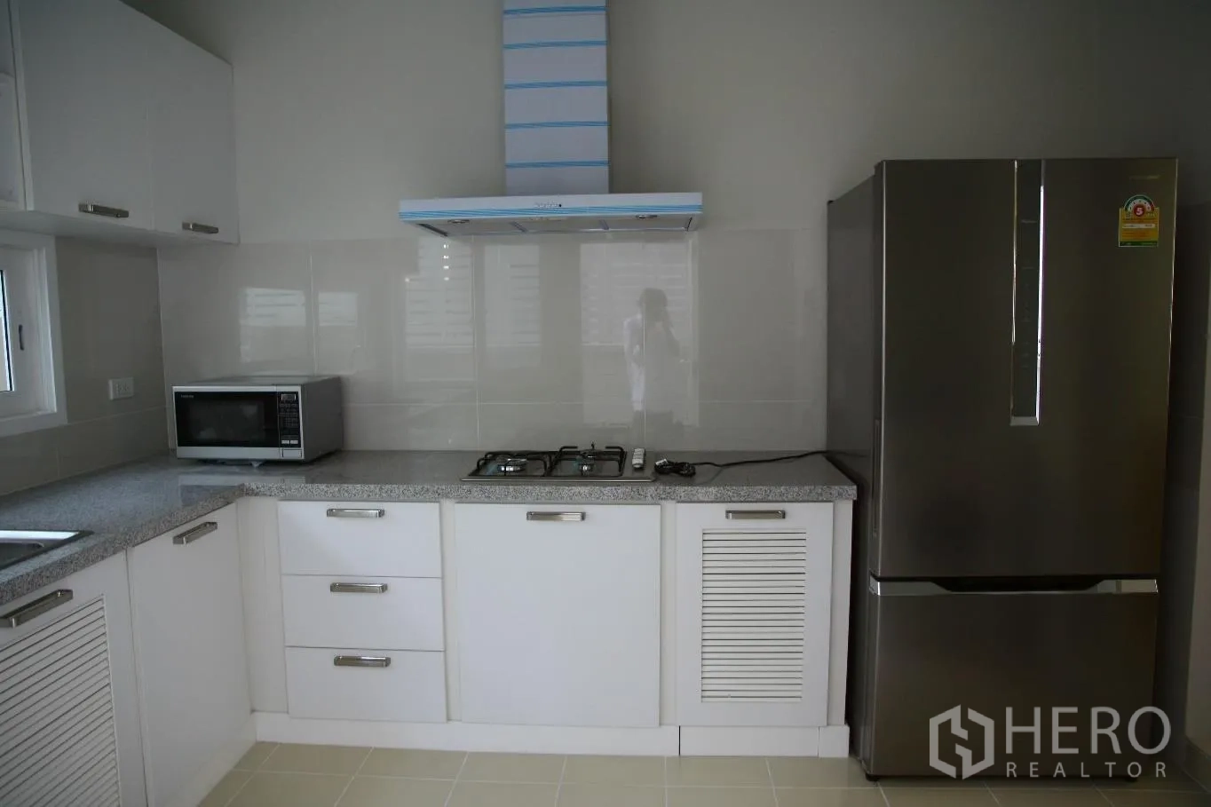 บ้าน ให้เช่าหรือขายในBang Na, Bangkok - ห้องครัวบิลท์อินตู้สี白 ท็อปหิน เตาแก๊ส เครื่องดูดควัน ไมโครเวฟ และตู้เย็นสแตนเลส