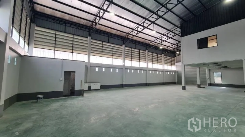 คลังสินค้า ให้เช่าในBang Bua Thong, Nonthaburi - ภายในโกดัง พื้นคอนกรีตขัดมัน เพดานโครงเหล็กสูง และช่องลมด้านข้าง