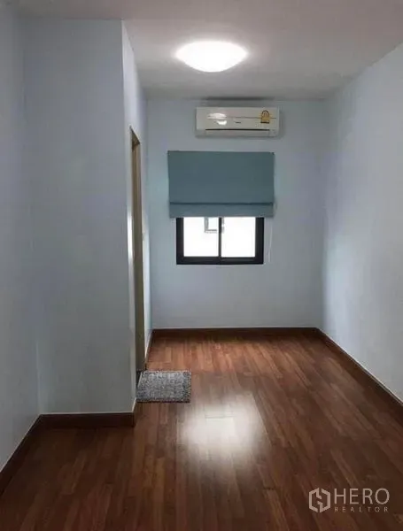 สำนักงานที่บ้าน ให้เช่า - ห้องขนาดกะทัดรัด พื้นไม้ หน้าต่างพร้อมม่านม้วน แอร์ และประตูเข้าส่วนอาบน้ำ