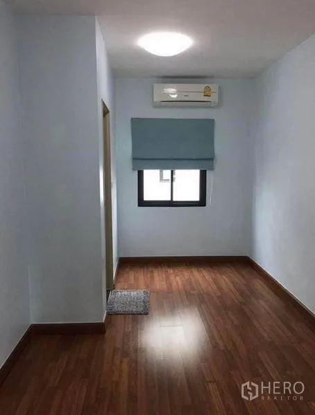 สำนักงานที่บ้าน ให้เช่า - ห้องขนาดกะทัดรัด พื้นไม้ หน้าต่างพร้อมม่านม้วน แอร์ และประตูเข้าส่วนอาบน้ำ