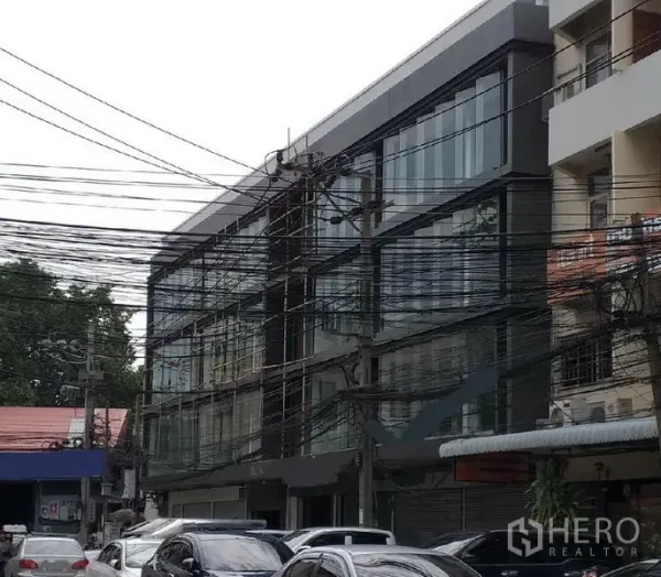 สำนักงานที่บ้าน ให้เช่าในKhlong Toei, Bangkok - อาคารพาณิชย์ร่วมสมัยหน้ากระจกทั้งแนว ตั้งอยู่ริมถนนย่านกรุงเทพฯที่คึกคัก