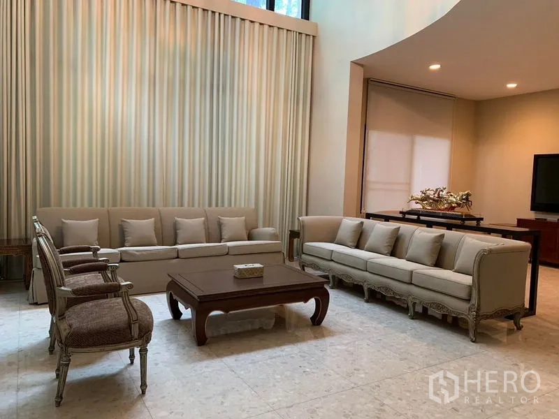 独立式住宅 出租或出售在Khan Na Yao, Bangkok - 正式会客区，成套沙发与扶手椅，中置茶几。