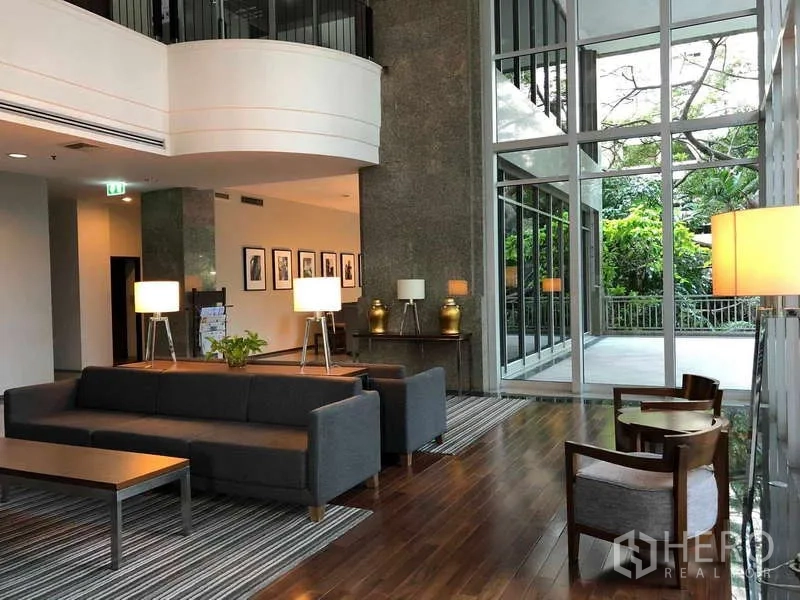 คอนโด ให้เช่าในSathon, Bangkok - ล็อบบี้เพดานสูง กระจกเต็มผนัง พื้นไม้ และวิวสีเขียวด้านนอก