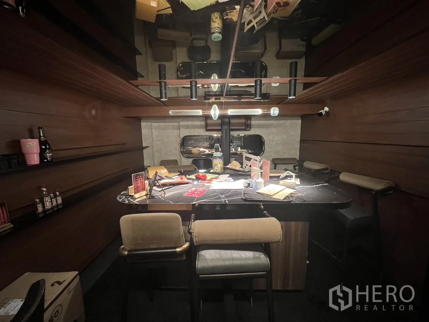 Shophouse for rent in Watthana, Bangkok - Private dining room with marble table, upholstered stools and wood panel walls.