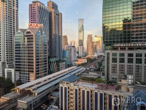คอนโด ให้เช่าในSathon, Bangkok - ทิวทัศน์สกายไลน์กรุงเทพฯ พร้อมสถานีรถไฟฟ้าและทางวิ่งยกระดับท่ามกลางอาคารสูง