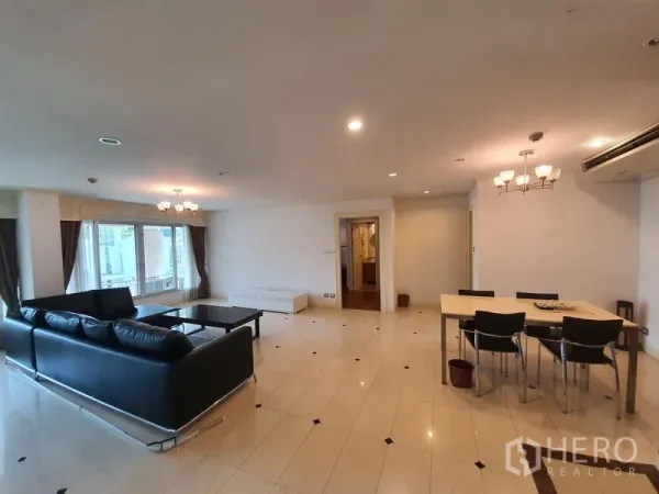 คอนโด ให้เช่าในPathum Wan, Bangkok - ห้องนั่งเล่นและรับประทานอาหารกว้าง โซฟาหนังสีดำ โคมแชนเดอเลียร์ และหน้าต่างบานใหญ่ ในคอนโดให้เช่า ปทุมวัน