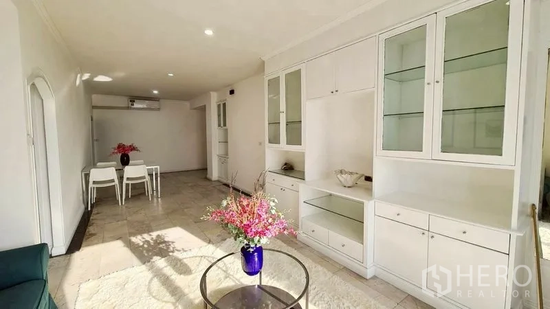 公寓 for rent in Watthana, Bangkok - 客厅内置柜与餐桌，空间通透明亮。