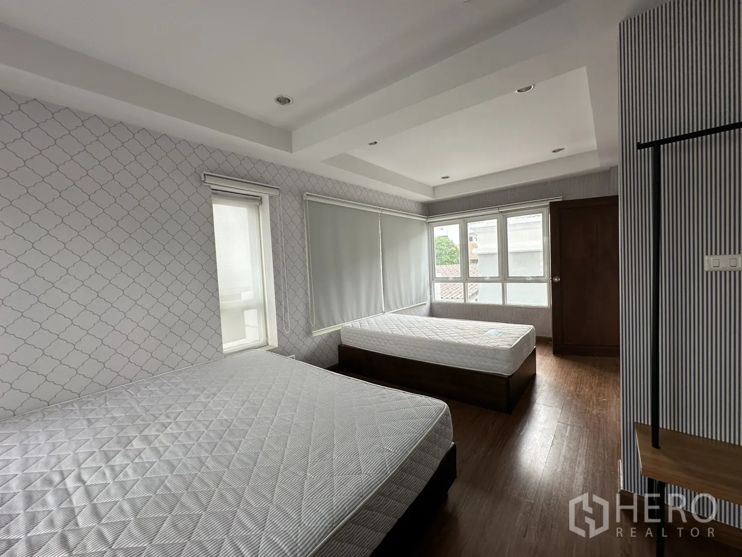 โฮมออฟฟิศ for rent in Watthana, Bangkok - ห้องนอนมีเตียง 2 เตียง วอลเปเปอร์ลายกราฟิก ไฟฝังฝ้า และหน้าต่างรับแสง