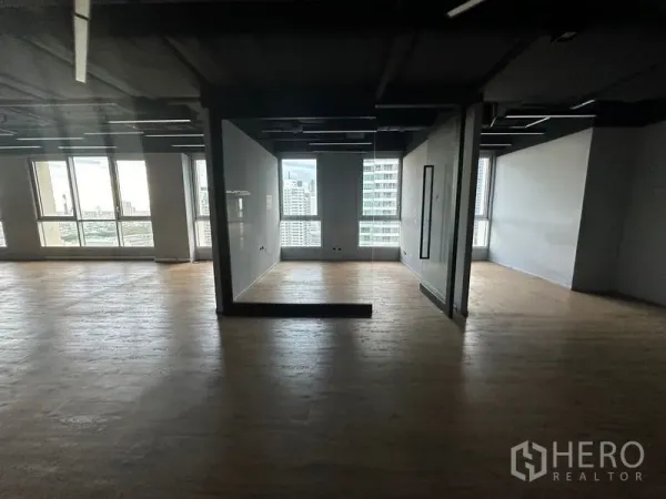办公空间 出租在Bang Rak, Bangkok - 半隔间工作区，高层办公室的城市景观与木地板
