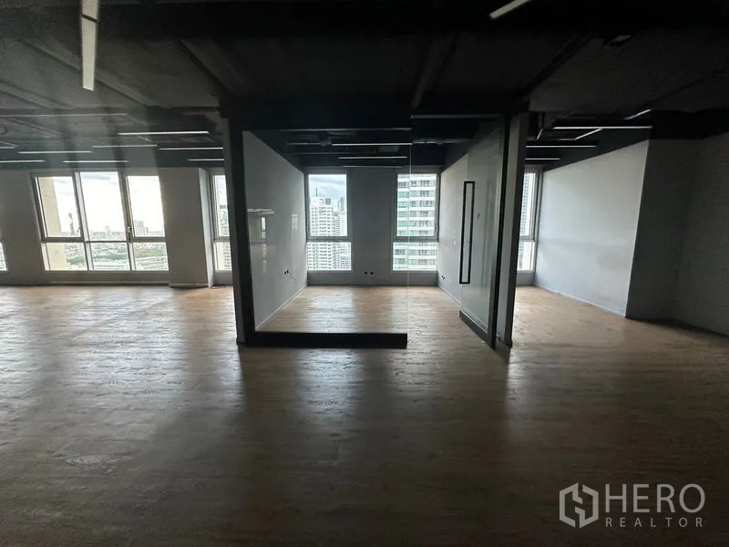 办公空间 出租在Bang Rak, Bangkok - 半隔间工作区，高层办公室的城市景观与木地板