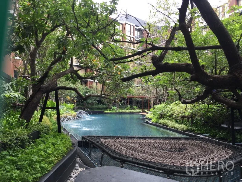 คอนโด ให้เช่าในWatthana, Bangkok - สระว่ายน้ำสไตล์รีสอร์ตท่ามกลางต้นไม้ใหญ่และสวนหย่อมของโครงการ