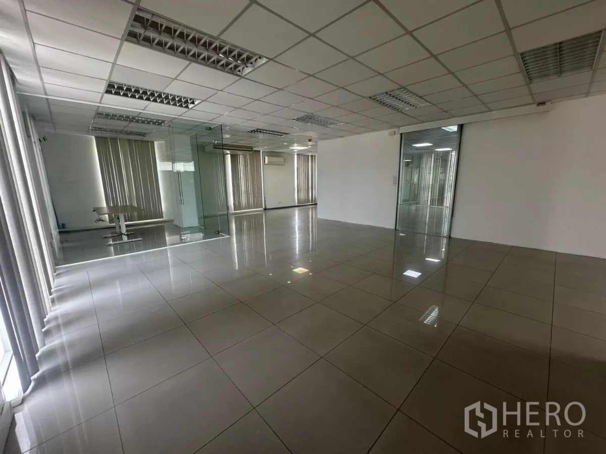 สำนักงาน ให้เช่าในHuai Khwang, Bangkok - พื้นที่มุมกว้าง มีหน้าต่างเต็มผนังและห้องประชุมแบบกล่องกระจก