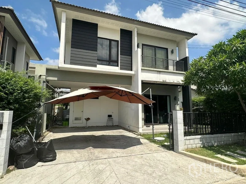 Detached House for rent in Bang Phli, Samut Prakan - Front exterior showing driveway, gate and greenery along the fence.