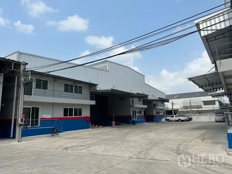 货栈 出租在Samut Prakan - 同一区域的多座仓库，带覆盖卡车通道与停车区