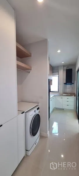 Detached House for rent in Saphan Sung, Bangkok - Utility and kitchen area with washing machine, cabinetry, and window.