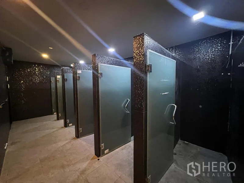 Showroom for rent in Mueang Samut Prakan, Samut Prakan - Row of shower or toilet cubicles with frosted glass doors and tiled floor