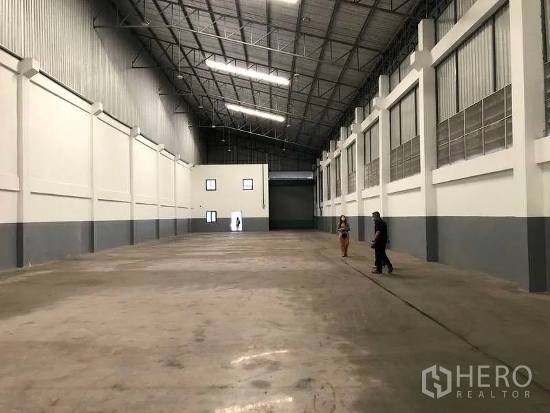 工厂 出租或出售在Bang Phli, Samut Prakan - 超大库房空间，屋顶高挑、灯光充足，混凝土地面平整。