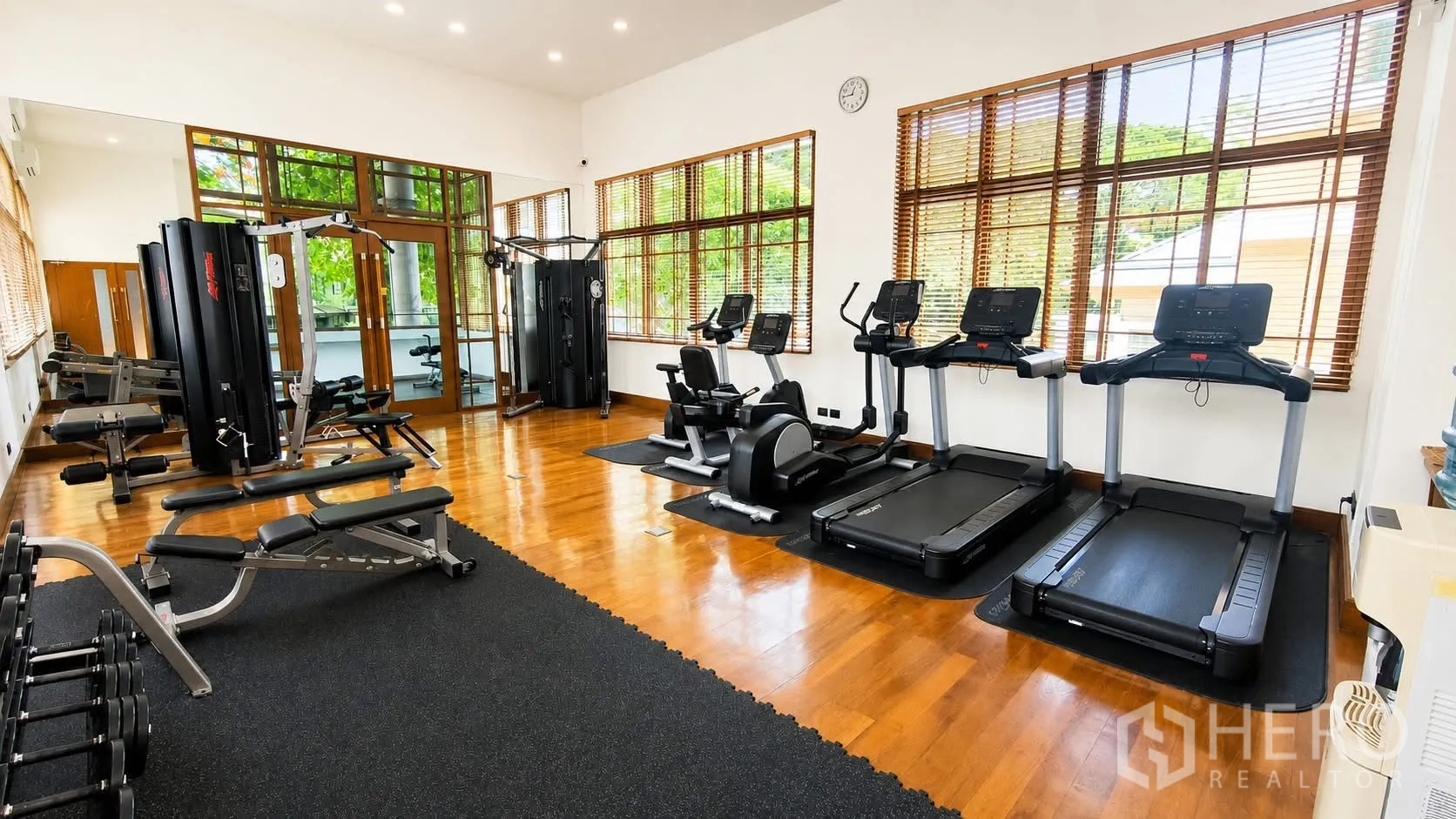 独栋房屋 for rent in Watthana, Bangkok - 明亮健身房配有跑步机、力量器械与大窗户。