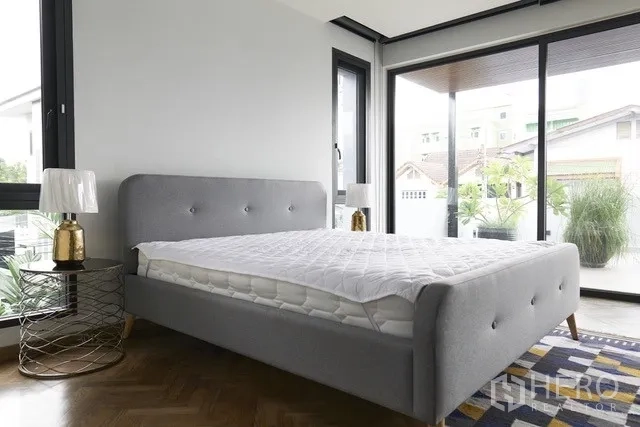 Townhouse for sale in Watthana, Bangkok - Corner bedroom with panoramic windows, parquet floors and terrace access.