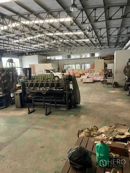 Factory for rent in Mueang Samut Prakan, Samut Prakan - Spacious production hall with steel truss roof and machinery