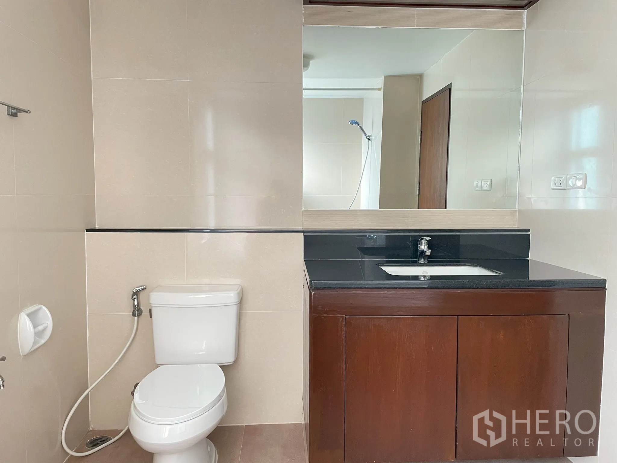 อพาร์ทเมนท์ for rent in Khlong Toei, Bangkok - ห้องน้ำพร้อมอ่างล้างหน้า กระจกบานใหญ่ และโถสุขภัณฑ์