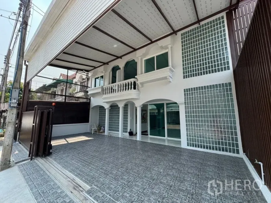 Home Office for rent in Bueng Kum, Bangkok - Wide driveway and covered carport in front of the two-storey white home office.
