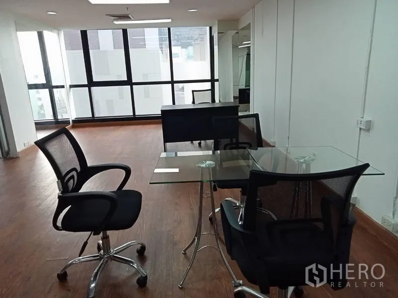 办公空间 出租在Ratchathewi, Bangkok - 开放办公区的小型玻璃桌洽谈角，临窗座位。