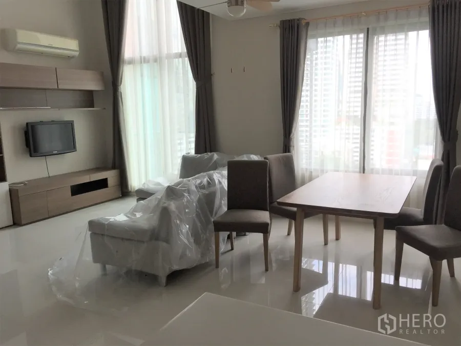 公寓 出租在Ratchathewi, Bangkok - 曼谷拉差贴威公寓明亮客餐厅，落地窗、电视柜与城市景观。