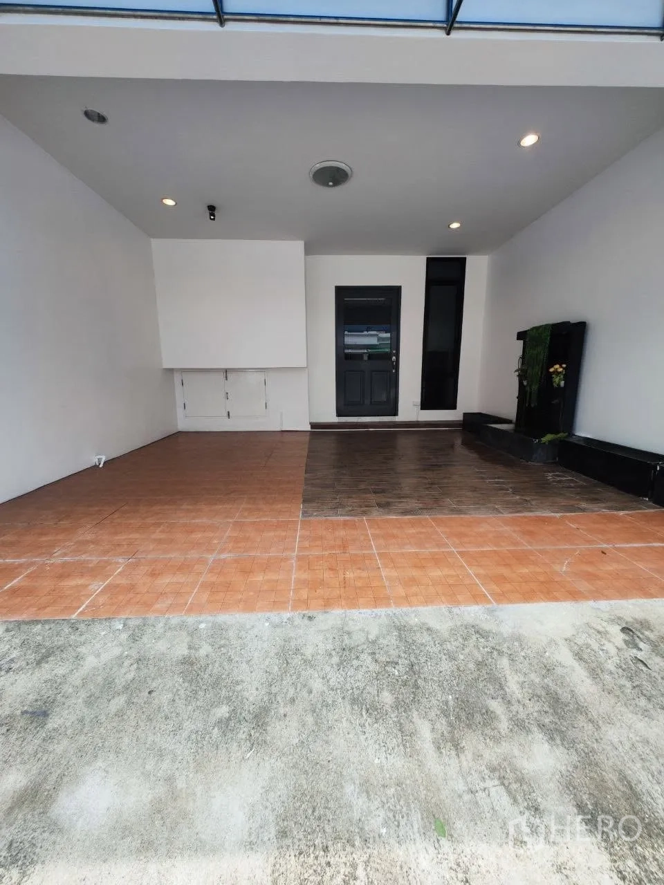Home Office for rent in Bang Na, Bangkok - Covered carport and entrance with tiled floor and ceiling lights.