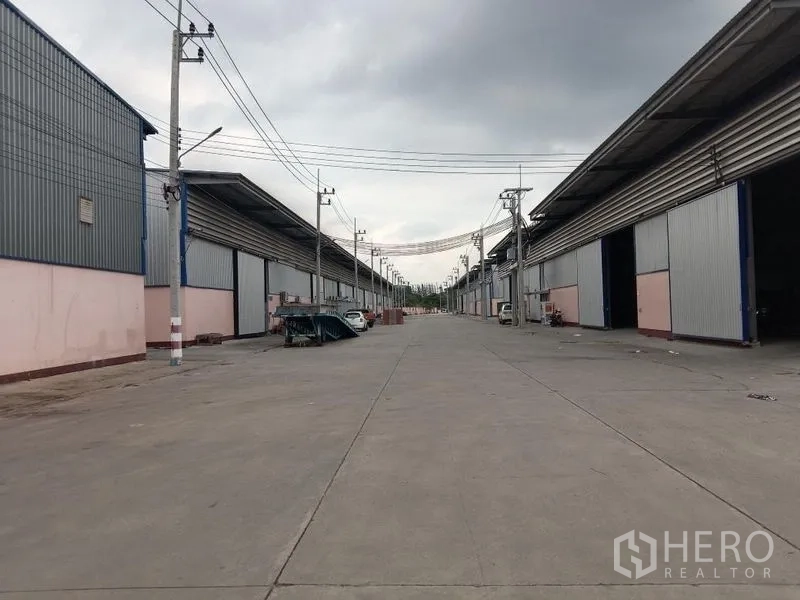 โรงงาน ให้เช่าในBan Phaeo, Samut Sakhon - ถนนภายในกว้างพิเศษระหว่างบล็อกโรงงาน รองรับรถคอนเทนเนอร์