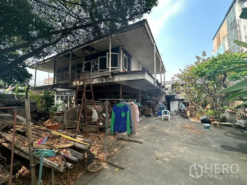 คลังสินค้า ให้เช่าในWatthana, Bangkok - ลานกว้างมีบ้านยกพื้นข้างโกดัง ใต้ร่มไม้ใหญ่