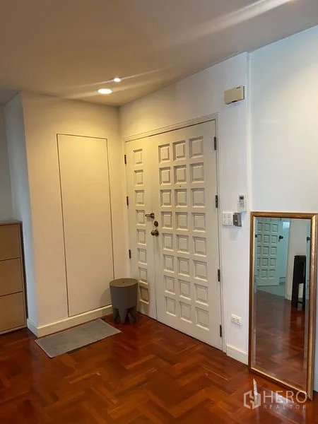公寓 出租在Pathum Wan, Bangkok - 玄关，造型门与全身镜。