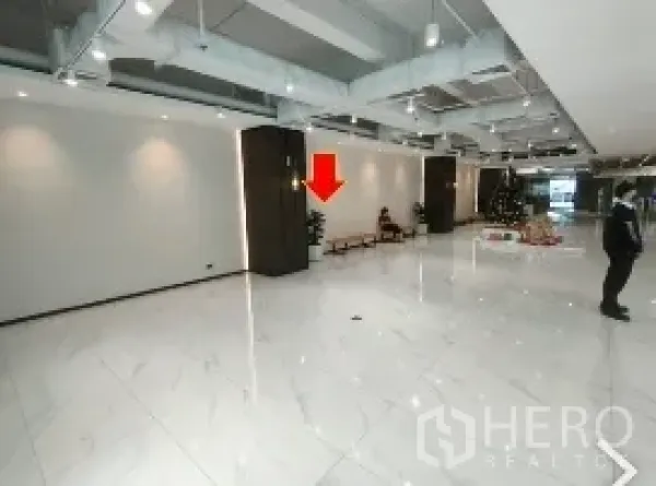 Retail Space for rent in Bang Rak, Bangkok - Retail corridor featuring a coffee kiosk, glass partitions and modern downlights.