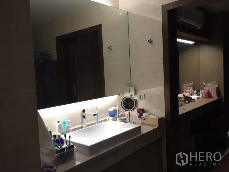 公寓 出售在Watthana, Bangkok - 梳洗区设大镜面、台上盆与柔和灯光
