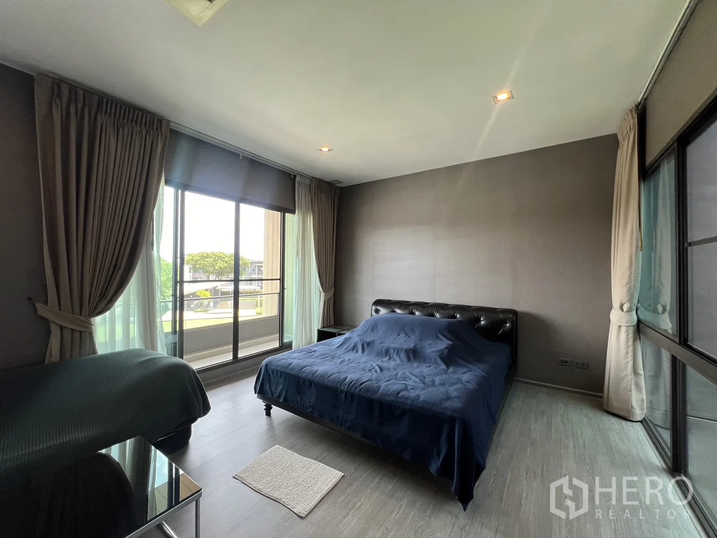 Townhouse for rent in Lat Phrao, Bangkok - Lux master bathroom with bathtub, separate glass shower and marble-style finishes.