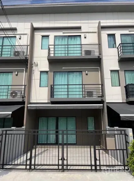 ทาวน์เฮาส์ ให้เช่าในPhasi Charoen, Bangkok - ทาวน์เฮาส์ 3 ชั้นสไตล์โมเดิร์นพร้อมที่จอดรถหน้าบ้านและระเบียง