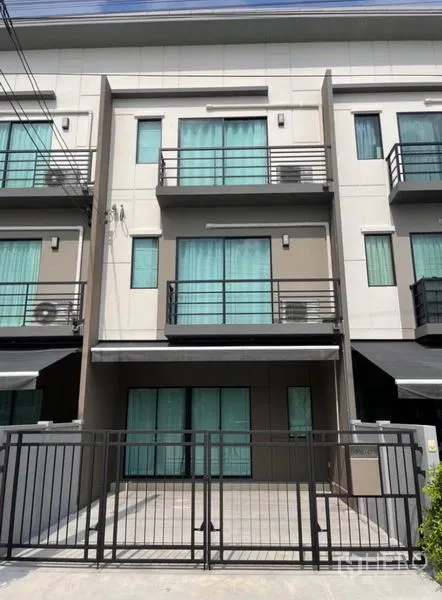 ทาวน์เฮาส์ ให้เช่าในPhasi Charoen, Bangkok - ทาวน์เฮาส์ 3 ชั้นสไตล์โมเดิร์นพร้อมที่จอดรถหน้าบ้านและระเบียง