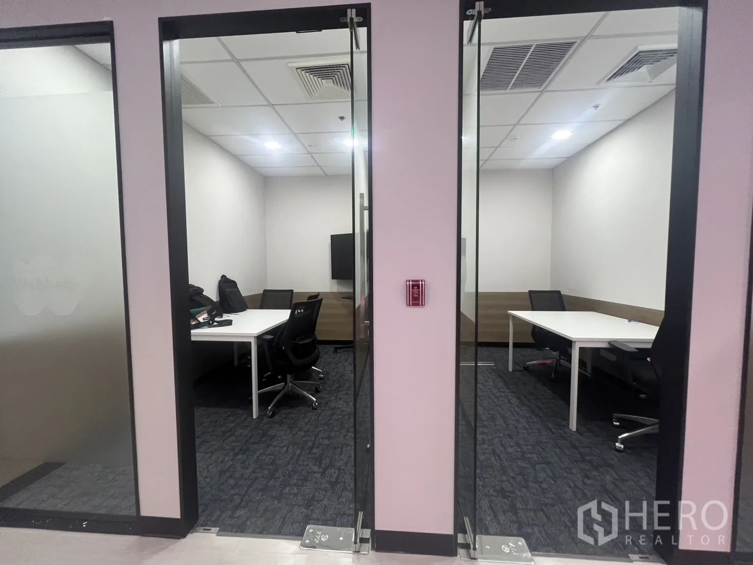 สำนักงาน ให้เช่าในHuai Khwang, Bangkok - ห้องผู้จัดการสองห้อง ประตูกระจก โต๊ะสีขาว เก้าอี้สำนักงาน และจอมอนิเตอร์