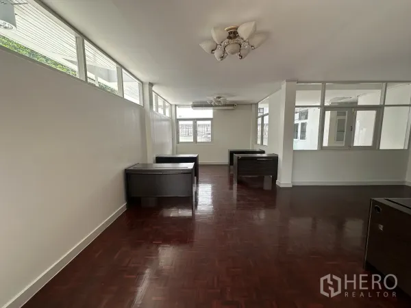 带办公室的家 出租在Watthana, Bangkok - 采光良好的开放式办公区，拼花木地板与多张办公桌。