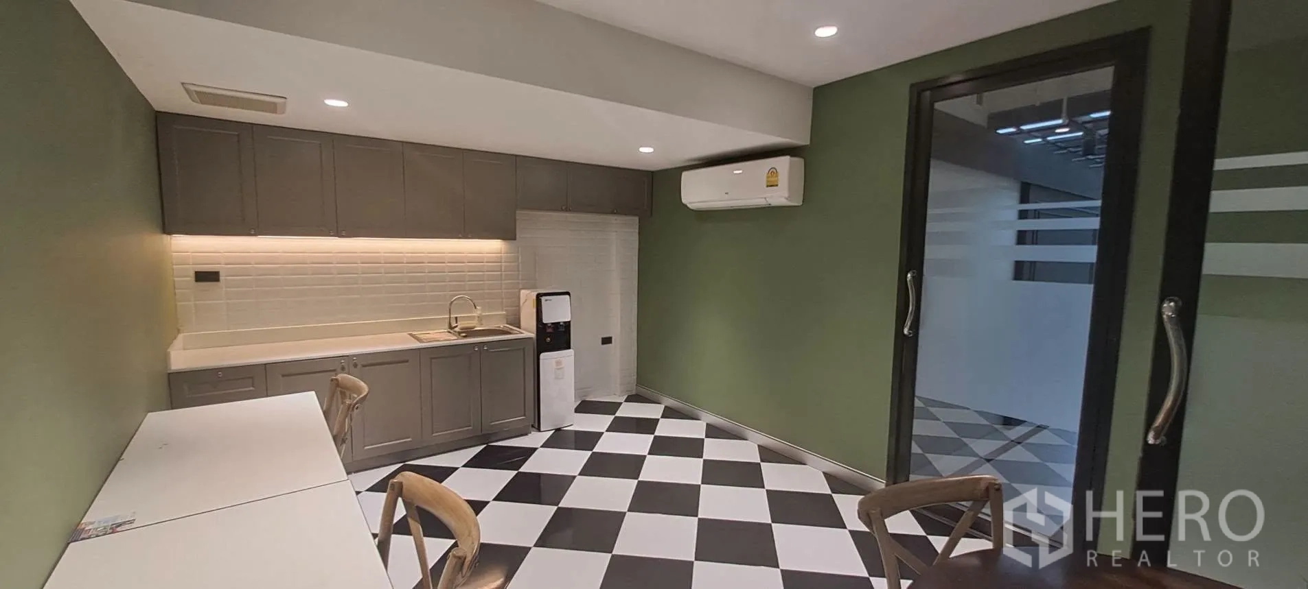 Home Office for rent in Lat Phrao, Bangkok - Pantry with full cabinetry, sink, air conditioner and checkered floor.